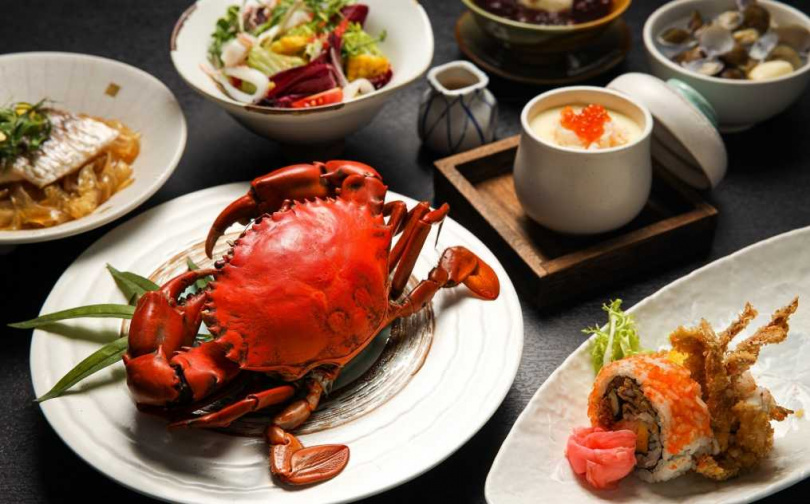 新竹湖濱館端出的螃蟹大餐。（圖／煙波集團提供）