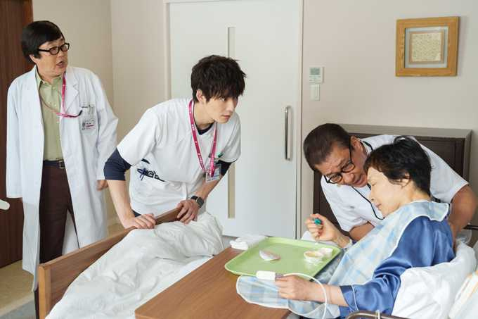 岡田將生（左二）在劇中擁有專科護理師執照，自美國歸國貢獻所長。（圖／翻攝自推特@telasa_jp）