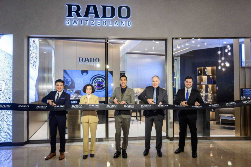 Rado台北101品牌旗艦店正式開幕，包含(左起)Rado副總經理唐震勤、台北101總經理朱麗文、品牌好友藍正龍、Rado CEO Adrian Bosshard、Rado Regional Brand Manager Daniel Garcia等出席剪綵（圖／品牌提供）