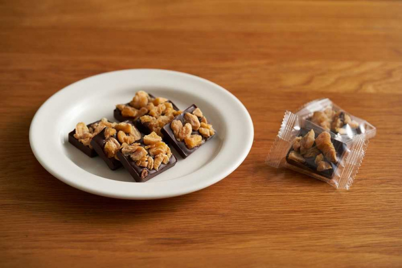 MUJI無印良品也開發「果乾巧克力系列」，推出「文旦柚皮果乾巧克力」與「金鑽鳳梨果乾巧克力」。