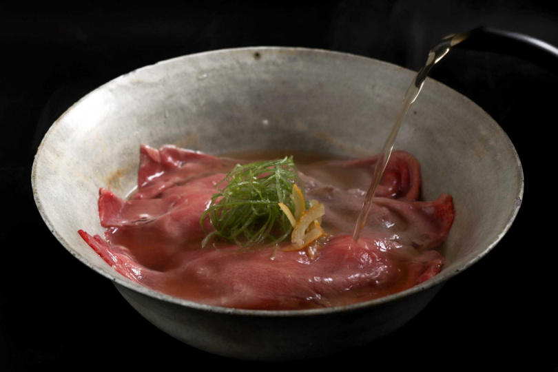 「和牛飛魚煮干拉麵」的捲心肉片控溫於85℃的高湯汆炙出最佳嫩度，而和牛油脂也充分融入海味湯汁中。（590元，圖／和牛研究室提供）