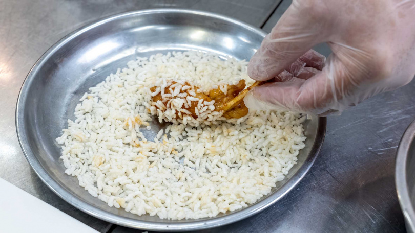 常見於「西施泡飯」的脆米多使用泰國香米，吳宇軒則選用花蓮產的醜美人米蒸熟、風乾、油炸而成，口感亦不俗。（圖／焦正德攝）