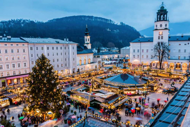 歐洲浪漫冬季行程，易飛網邀請旅人至奧地利薩爾茲堡大教堂前廣場，體驗白色聖誕市集。