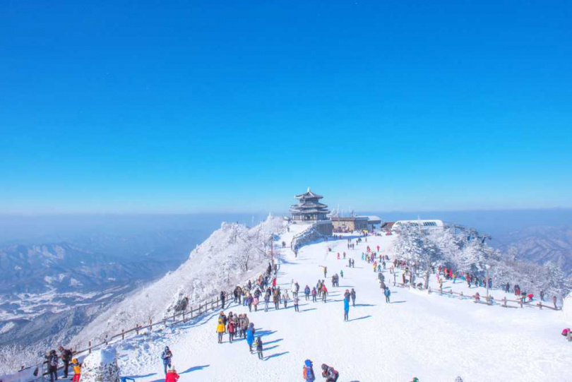 易飛網韓國戲雪行程體驗戶外滑雪、打雪仗及堆雪人，夏季旅展搶先報名第二人折2,000元。