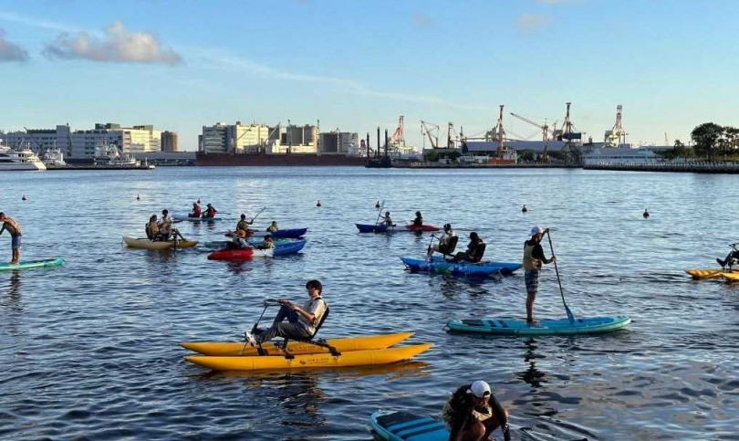 民眾可以於愛河灣水樂園玩水上腳踏車、SUP。（圖／高雄市海洋局提供）