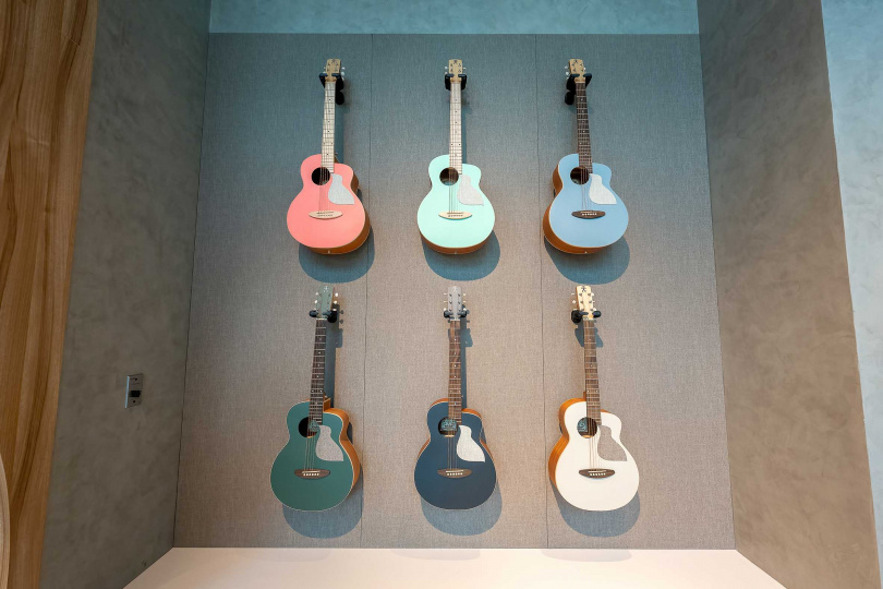 鳥吉他的旅行吉他色彩系列價格約為7,900～10,600元。（圖／焦正德攝）