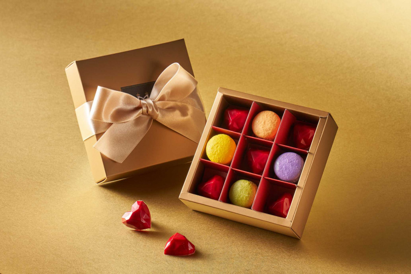 Moment café＆bakery 選購法國西點主廚手作的「臻愛美鑽」禮盒，巧克力搭配馬卡龍，傳遞滿滿情意。