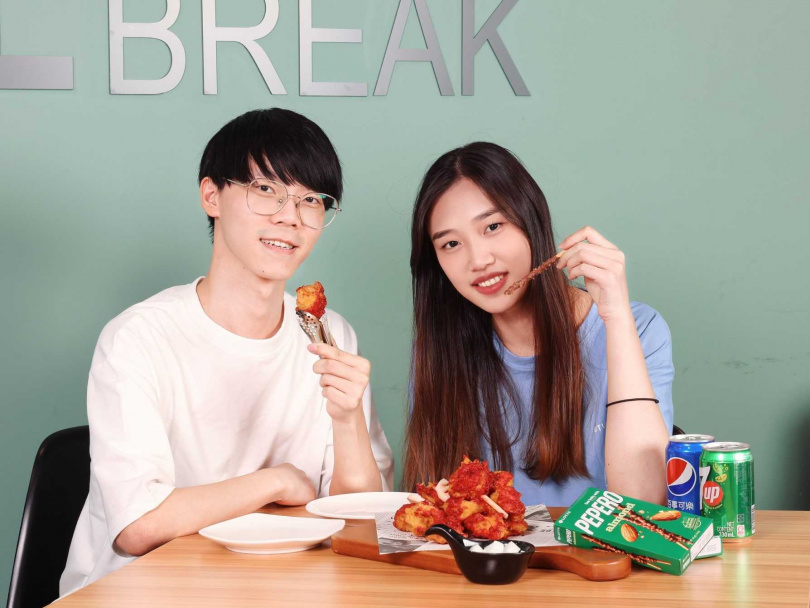   韓國連鎖炸雞品牌「bb.q CHICKEN」8/1起推出「粉紅雞情火龍果炸雞」系列。  