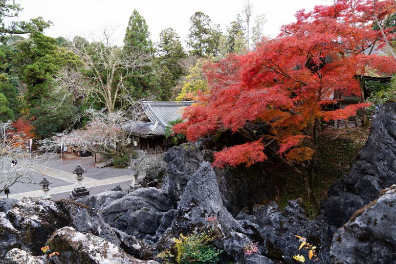 「石山寺」據說為當時作者靈感取材地之一，除了紫式部之外，也是日本文壇名人聚集之地。