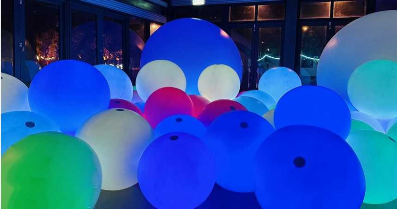 陳展淮作品《光球奇遇》可透過觸摸感應方式來影響光球變色效果。