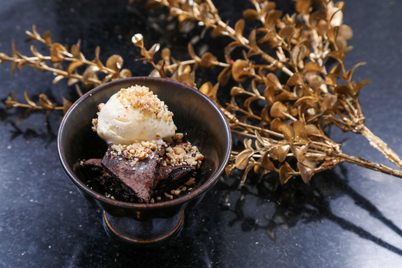 餐後甜點「熔岩巧克力」以煎熱成型的巧克力捲搭配冰淇淋，帶來冰火交織的味覺體驗。（圖／趙文彬攝）