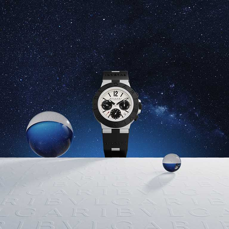 BVLGARI「ALUMINIUM」系列，鋁合金計時腕錶，40mm，鋁合金錶殼，DLC處理鈦金屬底蓋和橡膠錶圈，B130 Caliber自動上鍊機芯╱131,600元。（圖╱BVLGARI提供）