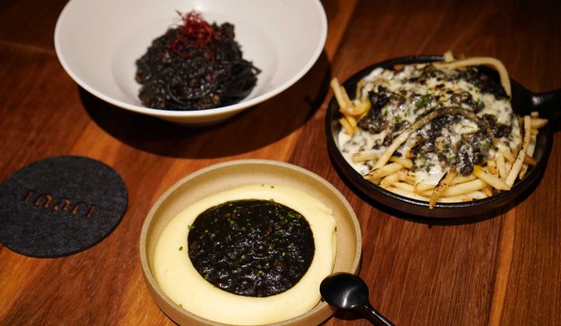 晚間「黑咖喱肉醬」系列餐點包括「黑咖喱馬鈴薯泥」（前，240元）、「黑咖喱肉醬墨魚麵」（後左，300元）、「黑咖喱肉醬薯條」。（280元，圖／魏妤靜攝）