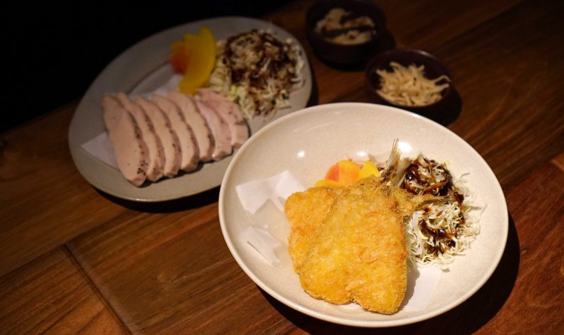 咖哩定食主食還可選擇「咖喱竹筴魚排」（右）、「咖喱雞肉」。（套餐價皆290元，圖／魏妤靜攝）