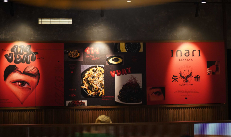 活動期間店裝特別以黑、紅色系打造強烈視覺。（圖／魏妤靜攝）