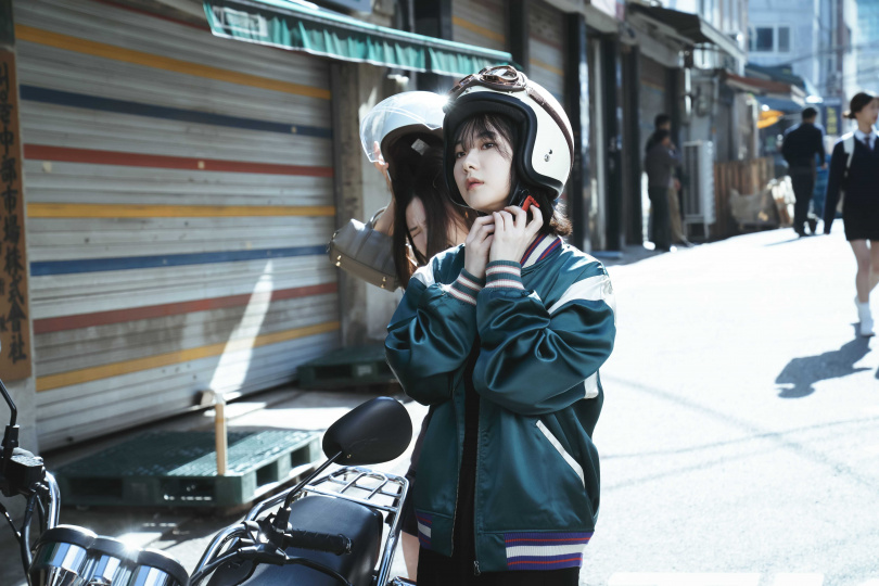 趙允秀開拍前苦練騎車。（圖／Disney+提供）