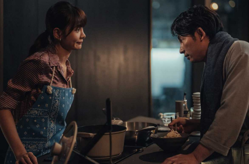 《整形過後》温昇豪（右）形容劇中飾演護理師的安心亞（左）是他身邊最適合的女人。（圖／六魚文創）