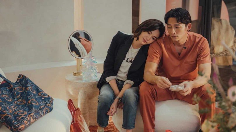 《整形過後》温昇豪（右）重逢張榕容（左）掀起感情風暴。（圖／六魚文創）