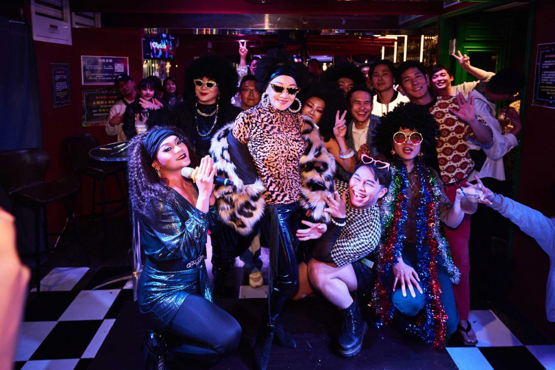 上周五比莉再戰台北東區同志友善的特色酒吧，店家特別舉辦「比莉之夜」，邀請有女明星鬆弛劑之稱的「那那大師」助陣。（圖／環球音樂提供）