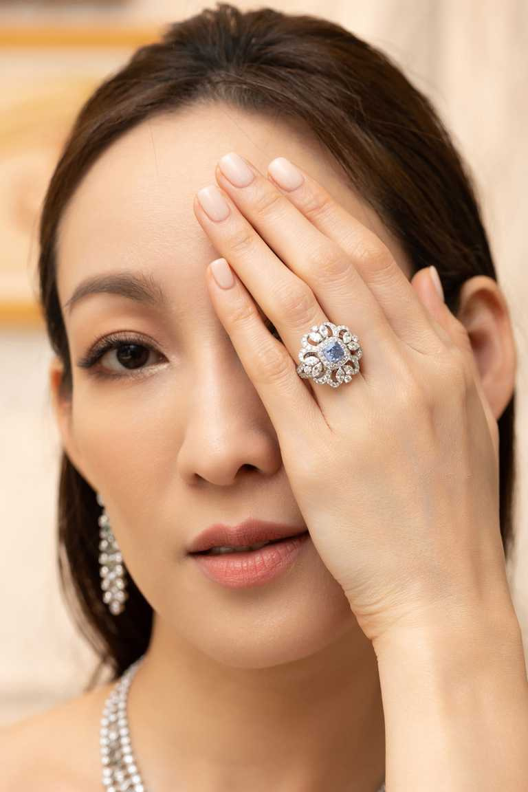 名模李曉涵優雅演繹DE BEERS「Reflections of Nature」系列高級珠寶，Ellesmere Treasure藍鑽戒指╱128,850,000元。（圖╱DE BEERS提供）