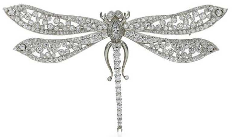 TIFFANY & CO.鉑金鑲嵌鑽石蜻蜓造型胸針╱1,850,000元。（圖╱TIFFANY & CO.提供）
