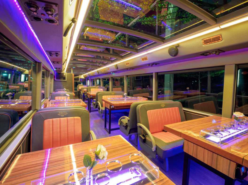 臺北市雙層餐車的餐桌經特殊設計，桌上杯具不會輕易滑動。