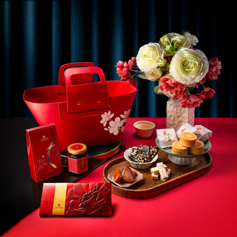 頂級款「丰尚禮盒」特選台灣野生烏魚子、極品XO醬、及多款漢來經典人氣點心。（2,680元）