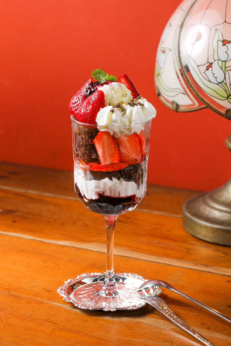 日式喫茶店經典的芭菲聖代，這季用草莓、布朗尼及自製酒凍呈現。（240元）（圖／記者林士傑攝）