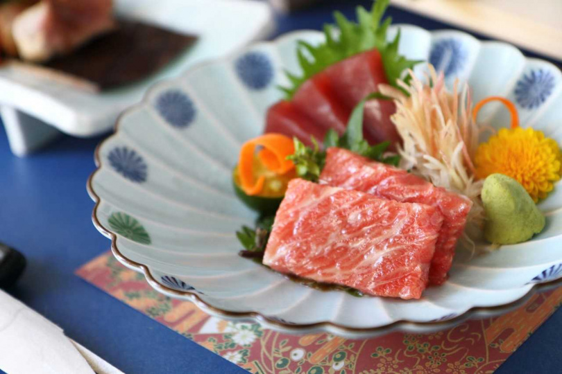 台北老爺中山日本料理廳「鱻鮪祭」一次可品嚐到中腹段油鮪及背部赤肉兩部位。