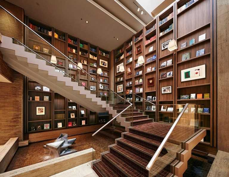 擺滿書籍的中央大階梯，格調優雅彷若美術館的一隅 。（圖／©SHIBA PARK HOTEL）