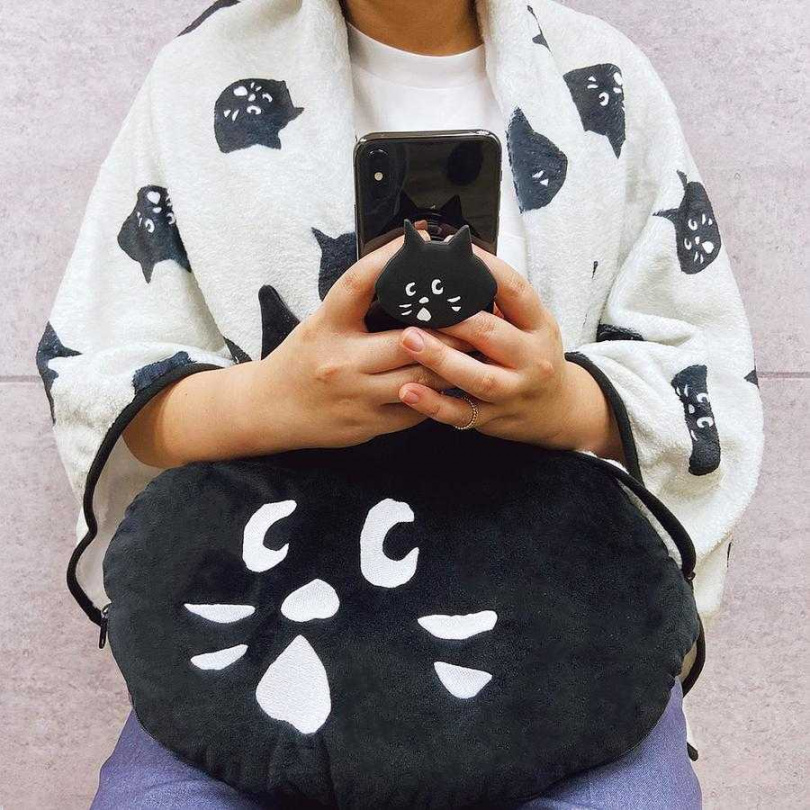 誠品生活expo推薦日本最潮黑貓「NYA-」抱枕收納毯保暖小物陪你過冬，11月15日前全面享8折優惠。