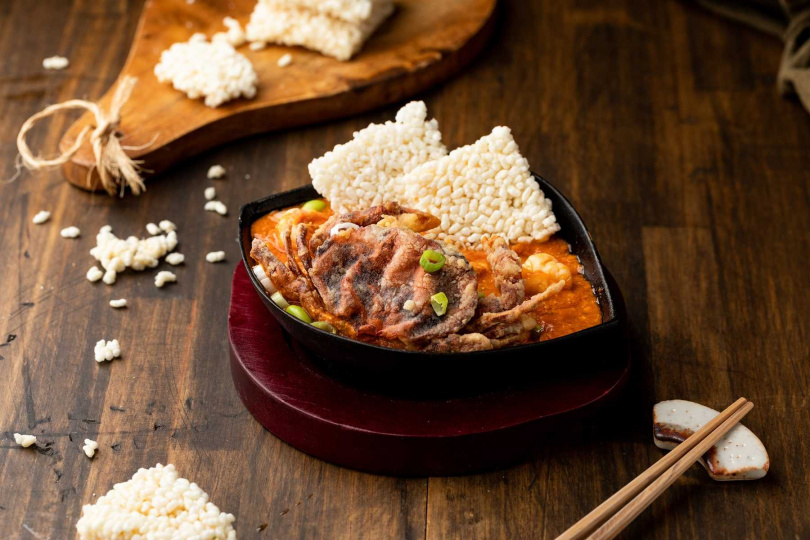 「鍋巴醬爆蝦蟹」是涓豆腐新菜色裡最澎湃的海味。
