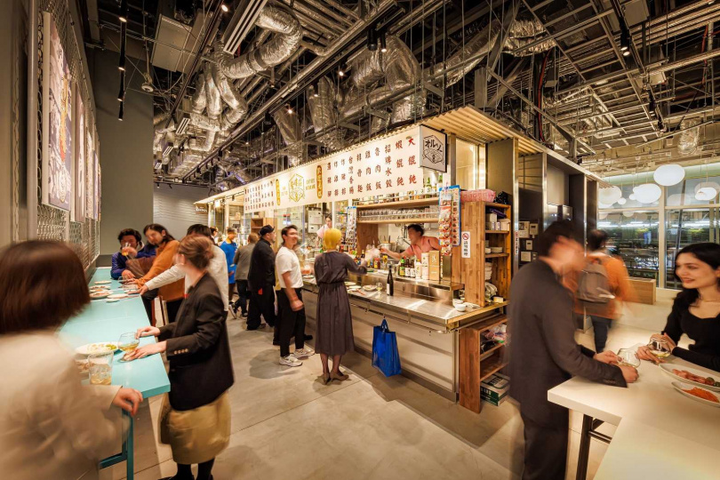 「Yaesu Public」集結各式各樣特色餐飲，採用立食式的美食區，能充分感受日本的飲食文化。（© 2023 Mitsui Fudosan Co., Ltd.）