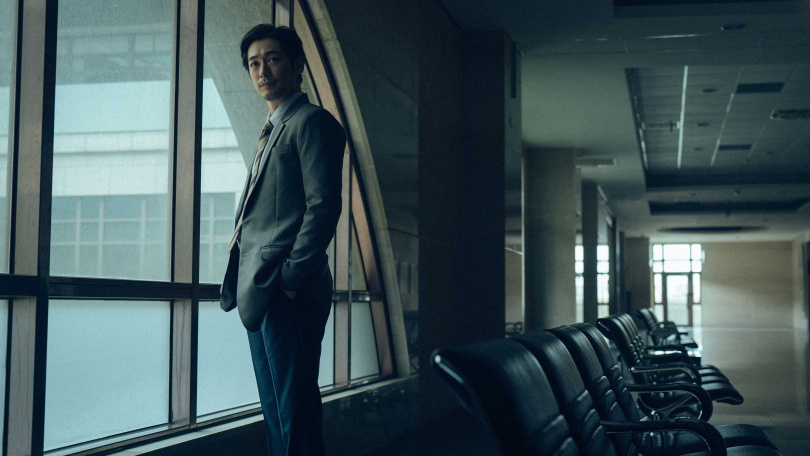日本演員藤岡靛睽違多年再加入台灣劇組，跨語言挑戰《誰是被害者》第二季飾演檢察官「張耿浩」。（圖／Netflix提供）