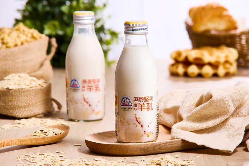 嘉南羊乳推出全新口味「燕麥堅果調味羊乳」。（40元／瓶，圖／嘉南羊乳提供）