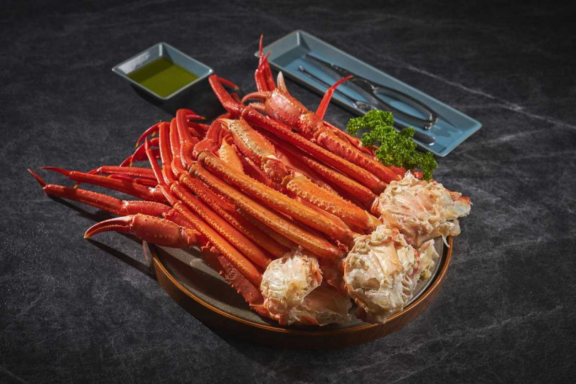 還有蟹控愛吃的「清蒸松葉蟹」，10月將持續供應至10/31，並於假日提供餐檯無限暢吃！