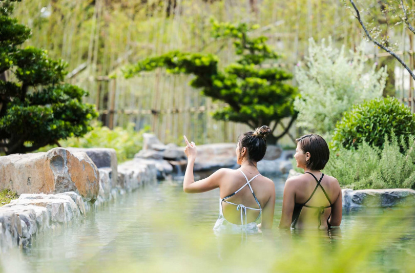 紅葉谷綠能溫泉園區溫泉可以在翠綠山谷美景的環繞之下，放鬆泡個美人湯保養肌膚。