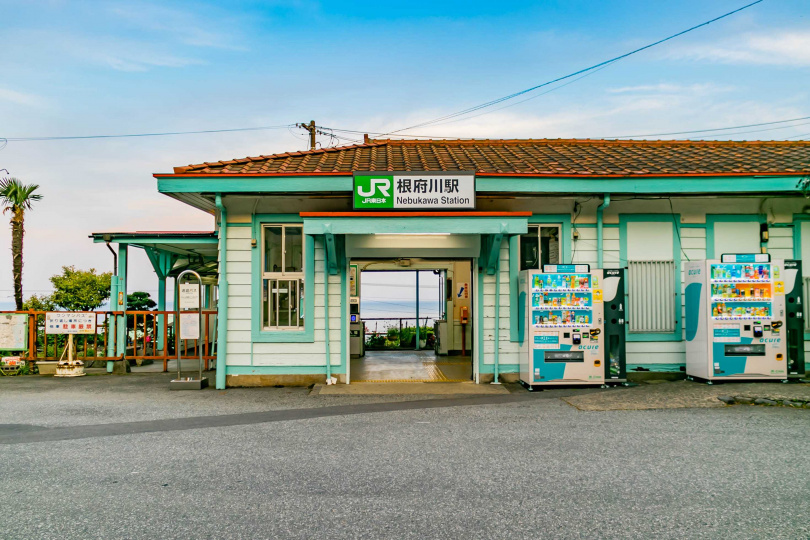 根府川車站帶點粉彩感的建築十分討喜，低調的魅力吸引旅客造訪。（圖／JR東日本提供）