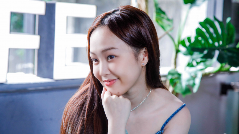 不擅長跳舞的安吉，曾接下舞者角色，排練時常挨罵，壓力大到躲起來哭。（圖／趙文彬攝）