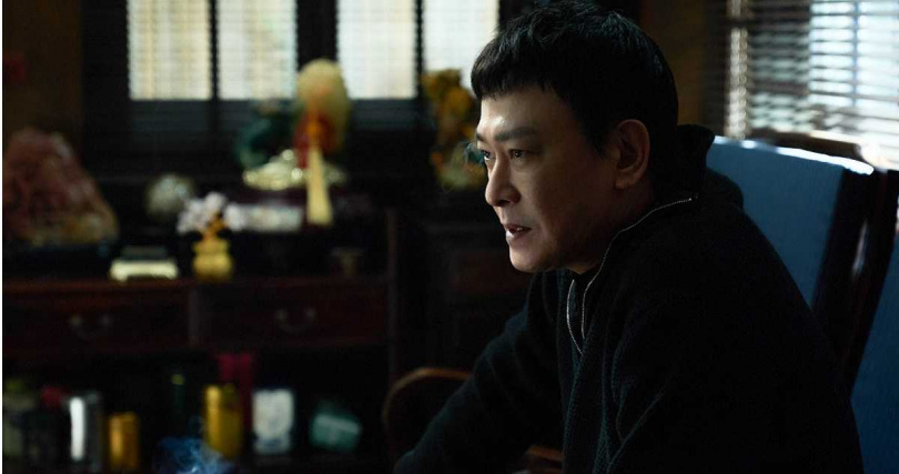 《角頭-鬥陣欸》王識賢飾演的「北館」阿仁收下土狗幫。(圖/曼尼娛樂提供)