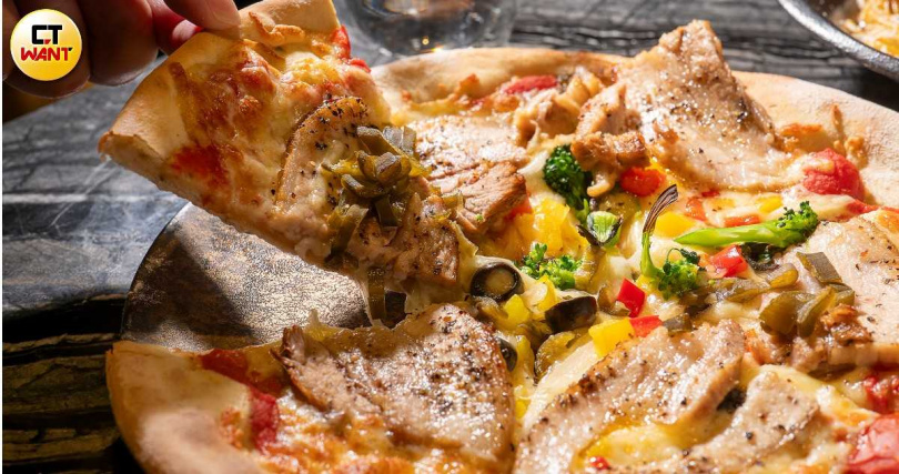 「剝皮辣椒醃豬五花pizza」可以吃到天然食材本身的風味,略帶厚度又具有酥脆感與奶香。(328元,圖/焦正德攝)