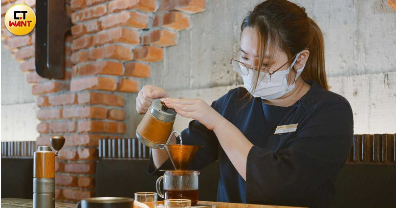 到燧人炊事進行手沖咖啡DIY,可以從最基本的磨豆開始體驗到注入熱水慢慢沖煮。(圖/焦正德攝)