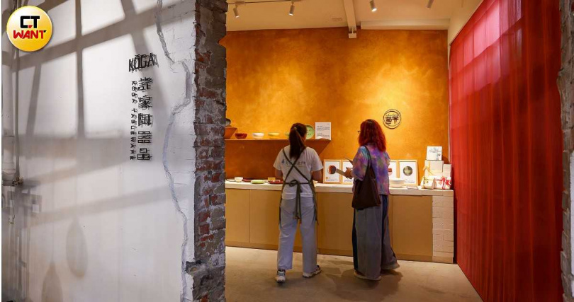 在「許家陶器品KOGA」展售空間內,可見以鶯白、丹青、窯黃、協興紅等獨家配色燒製的馬克杯、碗盤等風格優雅的器具。(圖/焦正德攝)