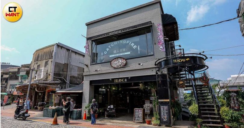 以開發文創茶器與咖啡器具聞名的宜龍企業,於鶯歌老街門市2樓開設「燧人炊事」餐飲品牌,讓消費者透過用餐與課程體驗認識宜龍的器皿。(圖/焦正德攝)