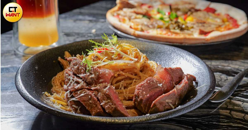 使用Choice板腱牛的「嫩煎牛肉咖啡義大利麵」,尾韻帶有一點咖啡香氣。(398元,圖/焦正德攝)