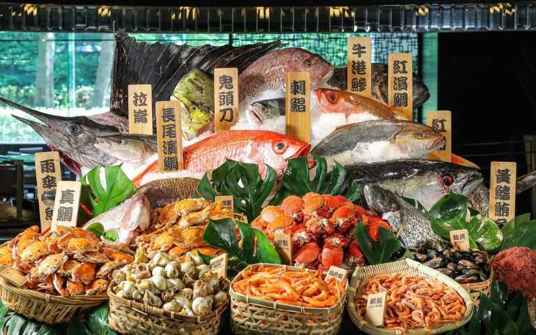 晶華_夏季旅展推出「假日自助美食雙人環遊券」,可至栢麗廳或泰市場享用午晚餐兩客。(圖/晶華酒店提供)