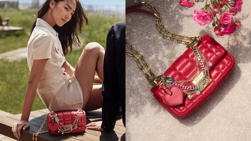 MICHAEL KORS Tribeca紅色小型鍊帶包/15,000元,心形包款掛飾/1,700元(圖/品牌提供)