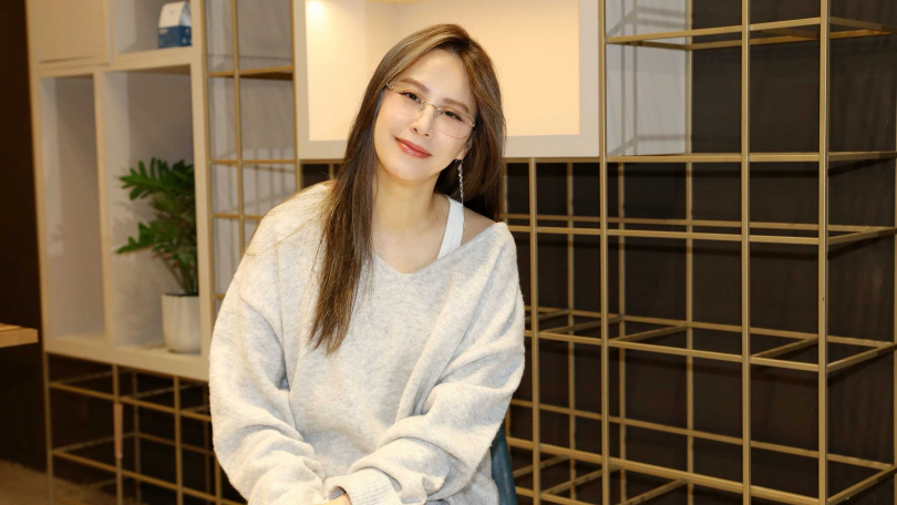 阿嬤的靈媒身分讓黃小柔從小穿梭於宗教場域，讓她看盡信仰與人性的兩面。（圖／方萬民攝）