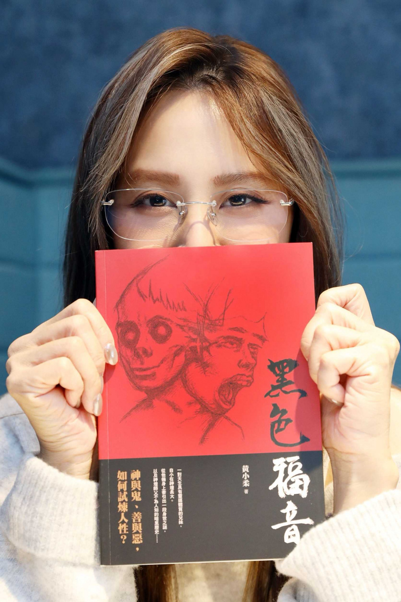 《黑色福音》封面是黃小柔跟大兒子共同創作。（圖／方萬民攝）