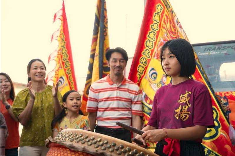湯詠絮(右起)在《沙央》中飾演醒獅鼓女孩「珊珊」,與飾演父親的李李仁有著穿越語言的情感交流。(圖/甲上娛樂提供)